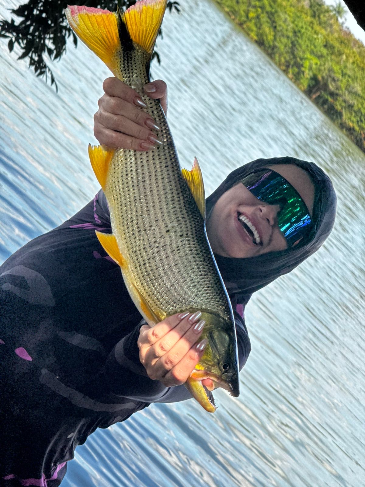Pescadora com um tucunaré capturado no Velho Chico